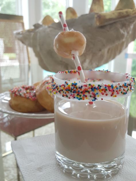 Fuzzy Friday: Donut Cocktail - The OP Life Donut Cocktail, Bridesmaids Brunch, Bridesmaid Brunch, Fun Drink Recipe, Donut Flavors, Hey Bartender, Donut Day, Powdered Donuts, Cinnamon Donuts