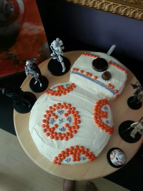 Easy Star Wars BB-8 Cake Made with Reeses Pieces, Editable Silver Decorative Orbs, Rolo, Oreo, and a White Chocolate covered Pretzel Stick Bb8 Cake, Star Wars Cake Toppers, Star Wars Birthday Cake, New Birthday Cake, Star Wars Bb8, Star Wars Cake, Star Wars Birthday Party, Birthday Star, Birthday Party Food