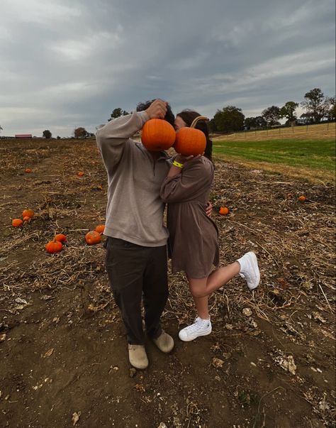 Couple Picture Ideas Pumpkin Patch, Cute Couples Pumpkin Ideas, Cute Couple Halloween Activities, Autumn Couple Activities, Halloween Pics With Boyfriend, Pumpkin Patch Couple Aesthetic, October Couple Pictures, Fall Activities With Boyfriend, Couple Carving Pumpkins Ideas