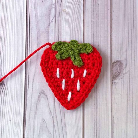 Crochet Strawberry Earrings Pattern, Flat Strawberry Crochet Pattern, Crochet Ladybug Applique, Crochet Flat Strawberry, Crochet Strawberry Applique Pattern Free, Strawberry Applique Crochet, Crochet Mini Applique, Cute Crochet Appliques, Small Crochet Applique Patterns Free