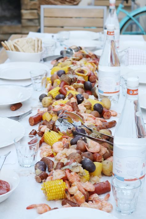 How to Throw a Low Country Boil || Darling Darleen #lowcountryboil #seafoodboil #darlingdarleen #darleenmeier Backyard Low Country Boil Party, Fall Seafood Boil Party, Wedding Rehearsal Dinner Ideas Food Low Country Boil, Low Boil Party, Low Country Boil Decor, Crab Boil Rehearsal Dinner, What To Serve With Low Country Boil, Low Country Boil Birthday Party, Low Country Boil Rehearsal Dinner Ideas