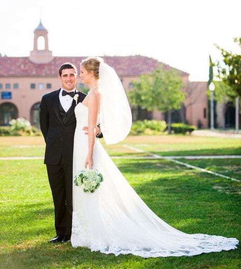 Tall bride + gorgeous dress Taller Bride, Tall Bride, Tall Girl Short Guy, Picture Ideas Wedding, Short Guy, Klimt Paintings, Wedding Pose, Wedding Picture Ideas, Photo Backdrops