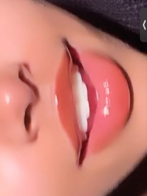 Lips For Round Face, Lips No Cupid, Sharp Lip Corners, No Cupids Bow Lips Aesthetic, Round Cupids Bow Lips Aesthetic, Attractive Lips, Lips With No Cupids Bow, Upturned Lips Corners, Round Lips Shape