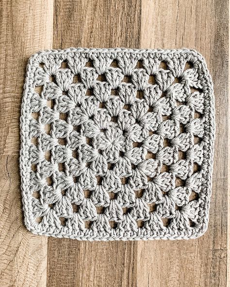 Granny Square Washcloth Pattern, Crochet Granny Square Washcloth Free Pattern, Free Crochet Dishcloth Patterns Cotton, Granny Square Washcloth, Granny Square Dishcloth Pattern, Granny Square Dishcloth, Beginning Crochet Projects, Crochet Daisy Granny Square, Daisy Granny Square