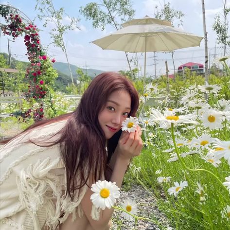 2,079 Likes, 14 Comments - Lee Sung Kyung. 🇲🇽 (@baesungkyung) on Instagram: “Qué hermosa se ve en estas fotos. 🌿💚” Bawah Air, Cute Babies Photography, Lee Sung Kyung, Sung Kyung, 사진 촬영 포즈, Lee Sung, Uzzlang Girl, Korean Actresses, Kdrama Actors