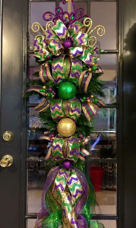 Mardi Gras Swag, Mardi Gras Door, Mardi Gras Diy, Mardi Gras Party Decorations, Madi Gras, Mardi Gras Centerpieces, Easter Swags, Mardi Gras Crafts, Mardi Gras Food