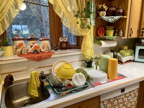 Whimsgothic House, 70’s Home Decor, 70s Interior Design Retro, 2000s Home, 70’s Kitchen, 70s Interior Design, 70s Kitchen, 70s Home, 70s Home Decor