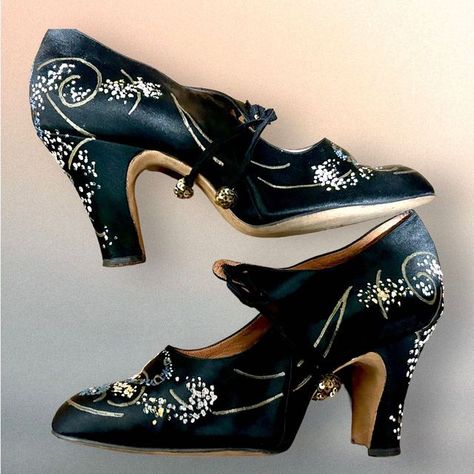 Past caring, on Instagram: "Listed… stunning 1920s painted shoes in good condition…#pastcaringvintage #1920sfashion #1920sparty #greatgatsby #20sfashion #burghisland #pastcaring #20spaintedshoes" Flapper Shoes, 1920s Shoes, 1920s Party, 20s Fashion, Felt Fedora, French Women, 1920s Fashion, Evening Shoes, Beaded Trim