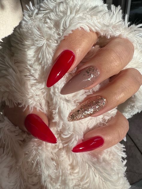 Red Oval Christmas Nails, Simple Red Christmas Nail Designs, Nails For Christmas Simple, Red Nail Designs Classy Almond, Red And Gold Almond Nails, Red Trendy Nails, Christmas Stilleto Nails, Red Gel Nails Designs, Red Stiletto Nails Designs