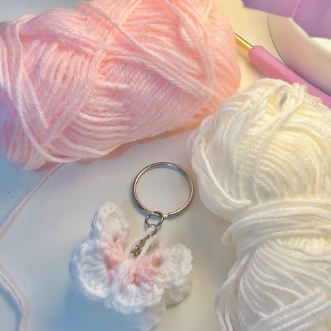 Kawaii Crochet Keychain, Small Crochet Projects Free Easy Patterns, Butterfly Keychain Crochet, Cute Crochet Keychain Ideas, Crochet Ideas Keychain, Crochet Patterns Keychain, Keychain Ideas Crochet, Keychain Crochet Ideas, Knit Keychain