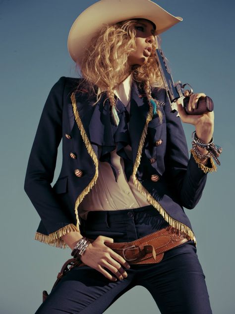 Hana Soukupova by Santiago Esteban for Elle Spain March 2011 Cowgirl Couture, Urban Cowgirl, Elle Spain, Modern Cowgirl, Cowgirl Look, Wilde Westen, 2011 Fashion, Cowgirl Chic, Western Girl