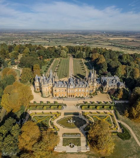 Mansions In London England, English Manor Houses Interior, Harlaxton Manor, Manor Aesthetic, Old English Manor, British Manor, Manor Interior, Manor Estate, Waddesdon Manor