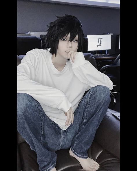 L Cosplay, School Scrapbook, L Lawliet, Emo Boys, Pose Reference Photo, Best Cosplay, Cosplay Outfits, Handsome Anime Guys, Handsome Anime