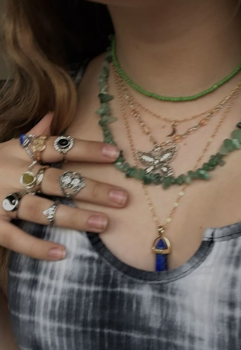 Crystal Jewelry Outfit, Necklace Combos Grunge, Earthy Grunge Jewelry, Layered Hippie Necklaces, Crystals Jewelry Aesthetic, Crystals Necklace Aesthetic, Crystal Necklace Layering, Earthy Aesthetic Jewelry, Zoe Colletti Aesthetic