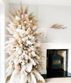 Pampas Grass Christmas Trees Are This Year's Hottest Decorating Trend and I'm Obsessed Pampas Grass Christmas Tree, Pampas Grass Christmas, Christmas Tree Roses, Realistic Christmas Trees, Boho Christmas Tree, Christmas Decor Trends, Faux Christmas Trees, Alternative Christmas Tree, Real Christmas Tree