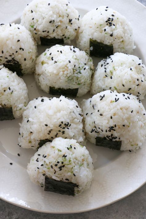 Onigiri: Japanese Rice Balls!! If you are a rice lover, you need to try this recipe! Onigiri is the perfect snack or easy lunch. These are also great to take to the beach! Rice Ball Aesthetic, Onigiri Rice Ball, Japanese Dishes Aesthetic, Japanese Lunch Aesthetic, Rice Balls Aesthetic, Yummy Food Asian, Easy Aesthetic Recipes, How To Make Rice Balls, Rice Aesthetics