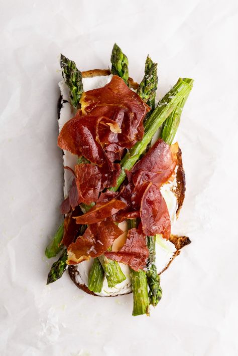 Asparagus and Prosciutto Toast Prosciutto Toast, Asparagus And Prosciutto, Parmesan Roasted Asparagus, How To Make Asparagus, Italian Ham, Prosciutto Asparagus, Crispy Prosciutto, Parmesan Asparagus, Snacks To Make