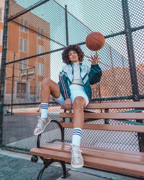 Basketball Court Photoshoot, Basketball Girls Outfits, Basketball Shoot, Basketball Pictures Poses, Sports Photoshoot, Basketball Senior Pictures, Sport Photoshoot, Sport Portraits, Basketball Shooting