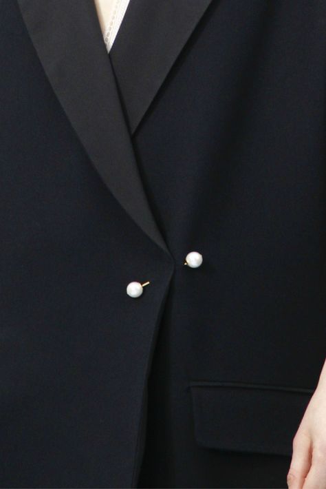 Chloé Pearl Jacket, Detail Couture, Pregnancy Style, Pearl Pin, Couture Details, Clothing Details, Chic Fashion, Style Accessories, Suit And Tie