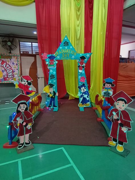 Graduation Day Selfie Corner, Preschool Graduation Decorations, School Decorations Diy, Selfie Corner, Kindergarden Graduation, Selfie Booth, School Decoration, School Board Decoration, Kindergarten Reading Activities