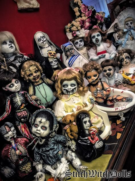 Zombie Porcelain Dolls Diy, Creepy Doll Yard Decor, Creepy Doll Heads Diy, Painting Creepy Dolls, Diy Scary Dolls, Horror Dolls Diy, Diy Creepy Dolls, Creepy Dolls Scary, Creepy Dolls Diy