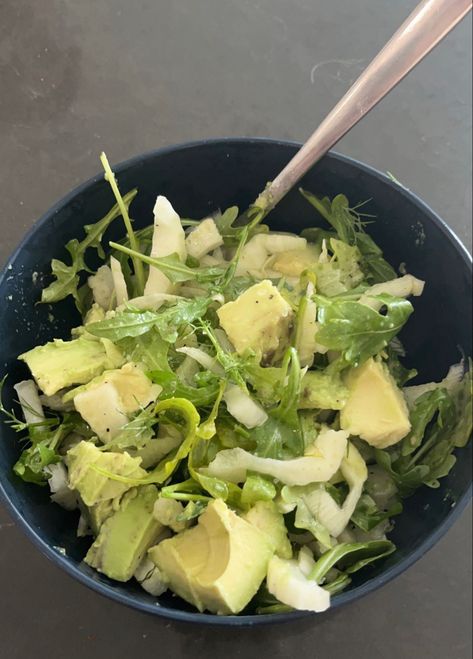 Green salad made with arugula, fennel, avocado, olive oil, lemon juice, salt and pepper to taste Salad Pictures Instagram, Avocado Salad Aesthetic, Cute Summer Ideas, Healthy Green Salad, Jewelry Hairstyles, Healthy Green Salads, Cooking Instagram, Beach Pic Inspo, Posting Ideas