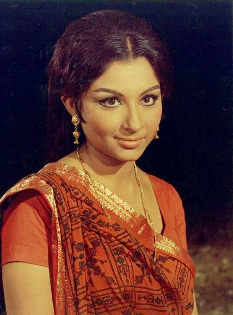 Retro Bollywood Fashion, Bengali Beauty, Waheeda Rehman, Indian Retro, Sri Devi, Sharmila Tagore, Classic Posters, Old Film Posters, Dilip Kumar