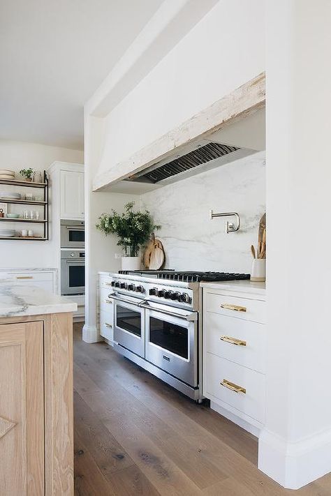 Kitchen Alcove with Wolf Dual Range and Honed Marble Slab Backsplash - Transitional - Kitchen Modern English Farmhouse, Modern English Country, Japanese Apartment, California Beach House, Kitchen Hoods, Classic Kitchen, Kitchen Marble, Design Del Prodotto, Modern Country