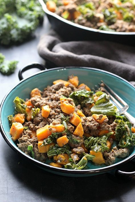 Easy One-Pot Ground Beef, Kale and Sweet Potato Skillet, a tasty 30-minute low carb dinner perfect for a weeknight meal. Sweet Potato Ground Beef, Potato Ground Beef, Sweet Potato Skillet Recipes, Salat Wraps, Potato Skillet, Kale Recipe, Sweet Potato Skillet, Healthy Ground Beef, Ground Beef And Potatoes