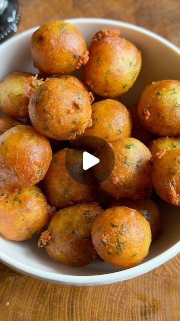 Crispy Fried Potato Balls, Crispy Potato Balls, Crispy Potato Recipes, Potato Snack Recipes, Potato Balls Recipe, Potato Balls, Hot Appetizers, Stuffed Potato Balls, Hashbrown Recipes