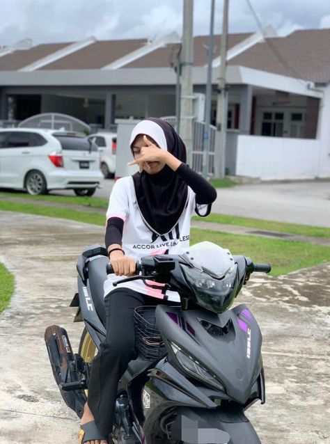 Rempit Girl, Hijab Profile, Fake Gf, Awek Melayu, Girlfriend Aesthetic, Muka Lelaki, Girly Style Outfits, Asian Models Female, Stylish Hijab