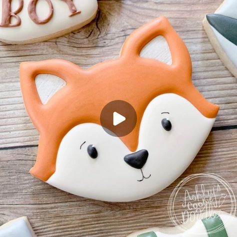 Ashley's Cookie Doodles on Instagram: "1 cutter 2 ways Which one is your favorite? Cutter is @thesweetdesignsshoppe . . . . #woodlandbabyshower #racooncookies #foxcookies #cookievideo #cookietutorial #cookiedecoratingvideo #ashleyscookiedoodles #cookiesofinstagram #customdecoratedsugarcookies #decoratedcookies #customcookies #greenvillecookies #greenvillesc #greercookies #greersc #yeahthatgreenville" Fox Royal Icing Cookies, Fox Sugar Cookies, Fox Cookies Decorated, Deer Cookies Decorated, Forest Cookies, Hedgehog Cookies, Cookie Cake Pie, Sugar Cookie Royal Icing, Iced Sugar Cookies