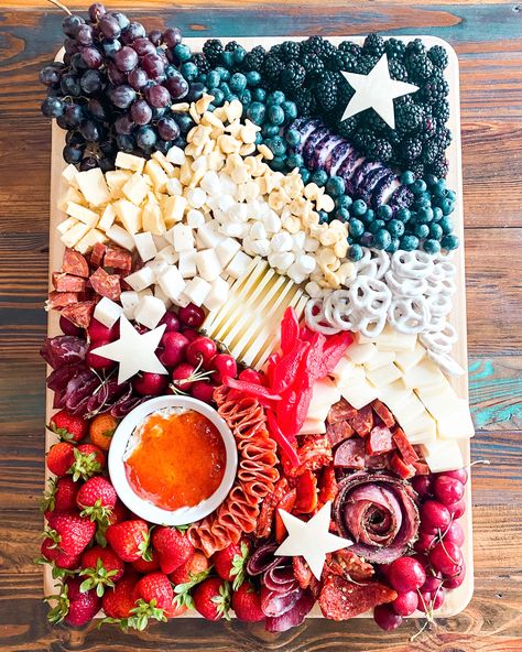 Red White Blue Charcuterie, 4th Of July Meat And Cheese Tray, 4th Of July Table Spread, 4th Of July Food Board, Appiterzers For 4th Of July Party, Usa Party Food, Red White Blue Charcuterie Board, Red White And Blue Charcuterie Board, 4th Of July Picnic Food