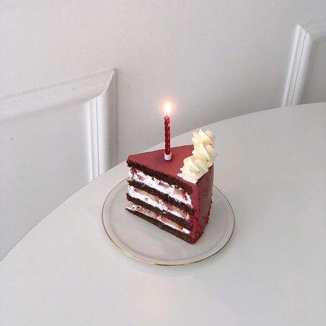 Red Velvet Aesthetic Cake, Red Velvet Cake Aesthetic Korean, Red Velvet Cheesecake Aesthetic, Chocolate Cake Aesthetic Korean, Lemon Cake Aesthetic Korean, Red Desserts, Red Cake, Simple Birthday Cake, Velvet Cake