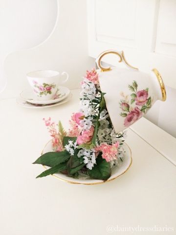 Floating teacup tutorial Teapot Arrangements, Fancy Cups, Floating Cup, Tea Cups Diy, Tea Cup Centerpieces, Floating Tea Cup, Floating Cups, Cups Ideas, Tea Dresses