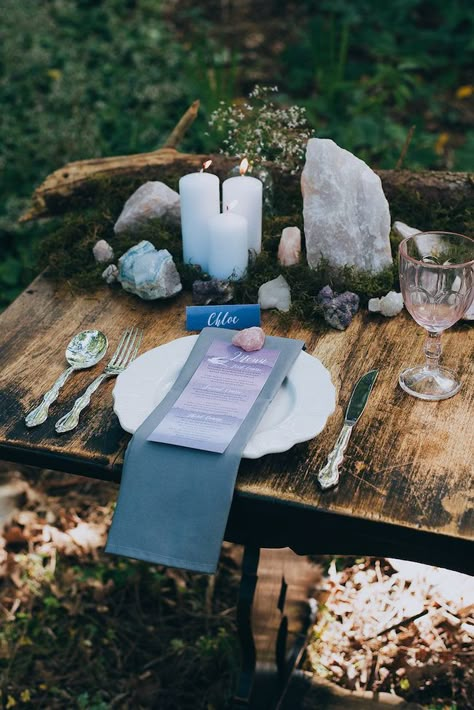 Rose quartz garlands, geodes, foraged wood & moss create mystique + magic in the forest.  Click for more ideas: http://www.confettidaydreams.com/geode-and-crystal-wedding-ideas/ via @confettidaydreams Styling: HAPPINEST Photography Lauren Pretorius Non Floral Centerpieces, Witch Wedding, How To Dress For A Wedding, Geode Wedding, Celestial Wedding, Woodland Wedding, Wedding Guide, Forest Wedding, Crystal Wedding