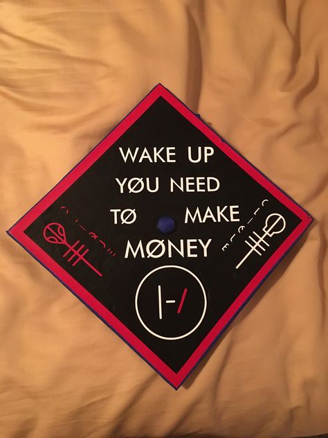 Mcr Grad Cap, Graduation Cap Designs Emo, Punk Graduation Cap, Emo Grad Cap, 5sos Graduation Cap, Twenty One Pilots Graduation Cap, Mcr Graduation Cap, Grad Cap Ideas For Guys, Emo Graduation Cap