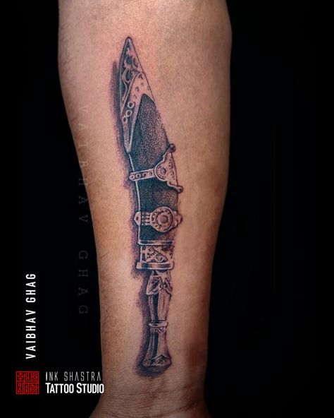 kukri nepali weapon traditional tattoo indian panvel art vaibhav ghag ink shastra Nepali Tattoo, Nepal Tattoo, Medusa Drawing, Nepal Flag, Knife Tattoo, Flag Tattoo, Shiva Tattoo, Cowgirl Art, Vintage Cowgirl