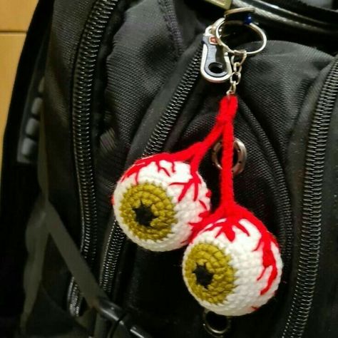 #ghouliayelps #monsterhigh Crochet Eye Keychain, Crochet Eyeball Keychain, Crochet Amigurumi Accessories, Eyeball Amigurumi, Halloween Crochet Keychain, Knit Keychains, Crochet Key Chains Free Pattern, Eyeball Crochet, Cute Crochet Keychains