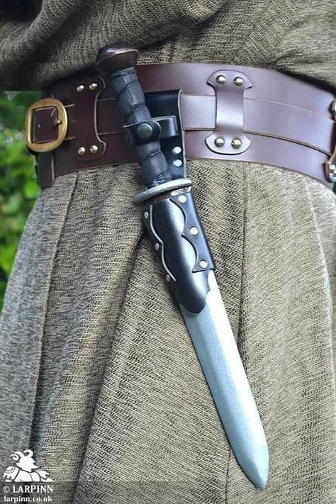 Knife Holster, Dagger Tattoo, Medieval Costume, Cool Swords, Back Drop, Medieval Clothing, Knife Sheath, Leather Projects, Fantasy Clothing