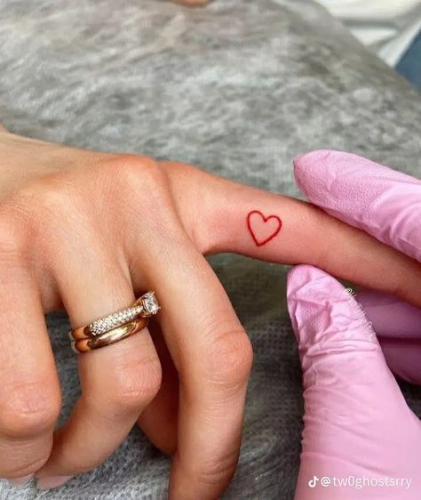 Arrow Tattoos For Women, Heart Tattoo On Finger, Tiny Finger Tattoos, Red Heart Tattoos, Cute Finger Tattoos, Small Finger Tattoos, Finger Tattoo For Women, Hand Tattoos For Girls, Cute Hand Tattoos