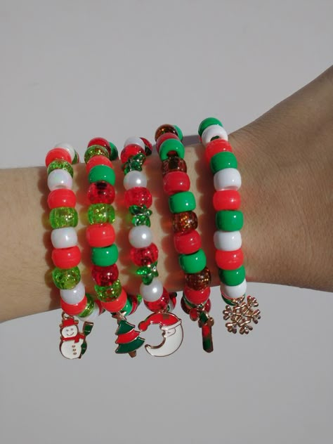 Christmas Kandi Bracelets, Christmas Kandi, Kandi Core, Kandi Jewelry, Kids Winter Crafts, Kandi Bracelet Ideas, Types Of Bracelets, Small Business Idea, Pony Bead Bracelets