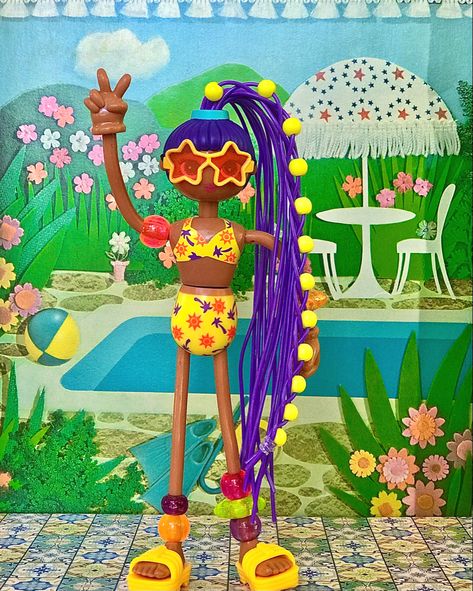 Vintage Betty spaghetti doll Hannah with dark skin and purple hair wearing a swimsuit and standing in front of a swimming pool while giving a peace sign with her fingers Betty Spaghetti Doll, 90s Illustration, Betty Spaghetti, Betty Spaghetty, Nostalgia Toys, Green Inspo, Reference Images, Old Toys, Toy Store