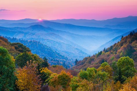 Picture of sunrise over the Appalachian Mountains in Great Smoky Mountains National Park Ken Burns, Mountain Destinations, Vans Era, Grand Ole Opry, Appalachian Mountains, Photography Beach, Great Smoky Mountains National Park, Smoky Mountain National Park, Winter Hiking