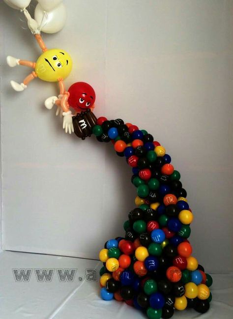 M&M balloon sculpure M&m Balloons, Crazy Balloon Columns, Ballon Mosaic, Candyland Balloon Column, Ballon Installation Art, Lego Balloons, Candy Balloons, Happy Balloons, Balloons Galore