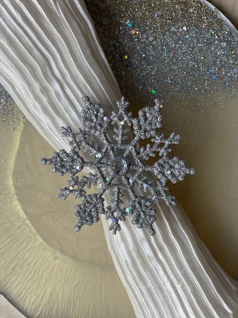 Beautiful glitter and elegant Christmas snowflake napkin rings. Choose between gold or silver to glam up your table. Sold separately so you can make your set as small or as large as you want. These napkin rings, will add that special look to your table, with that wow factor that will amaze your guests. Ring is 3 tier round lucite.  Measurements:  4 inches long at longer edges 3 inches long at shorter side of star Ring is 1 ½ inches in diameter. Winter Wonderland Table Setting Ideas, Winter Wonderland Centerpieces Diy, Winter Wonderland Table Decorations, Winter Wonderland Reception, Winter Wonderland Table Setting, Frozen Wedding Theme, Quinceanera Winter Wonderland, Snowflake Christmas Decor, Snowflake Napkin Rings