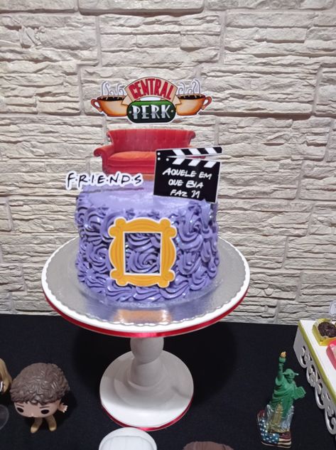 Uma inspiração para um bolo com tema de Friends Friends Central Perk, Friends Party, Birthday Ideas, Bachelorette Party, Birthday Cake, Shower, Cake, Birthday, Quick Saves