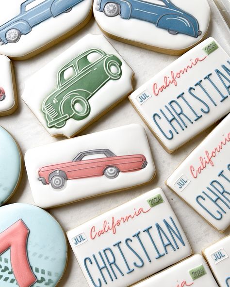 Race Car Cookies Royal Icing, Car Cookies Decorated, Cars Theme Cookies Decorated, Cars Decorated Cookies, Car Theme Cookies Decorated, Classic Car Cookies, Vw Cookies, Vintage Car Cookies Decorated, Car Cookies