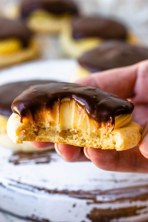 Boston Cream Cookies - Pies and Tacos Pies And Tacos, Cooking Therapy, Deserts Recipes, Special Cookies, Bakery Cookies, Cookie Base, Yummy Sugar Cookies, Best Sugar Cookie Recipe, Pie Cookies