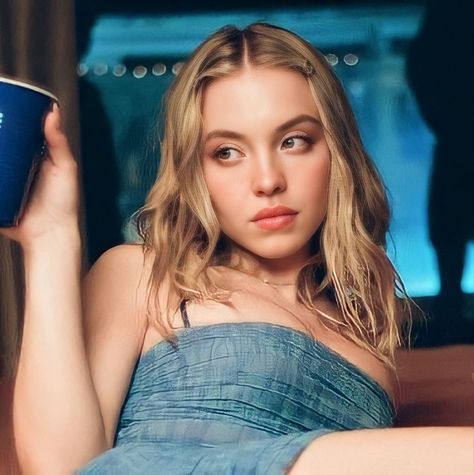 Sydney Sweeney Portrait, Sydney Sweeney Brunette, Sydney Sweeney Pfp, Sidney Sweeney Aesthetic, Sydney Sweeney Face, Sydney Sweenie, Cassie Euphoria Aesthetic, Cassie Howard Aesthetic, Sydney Sweeney Aesthetic